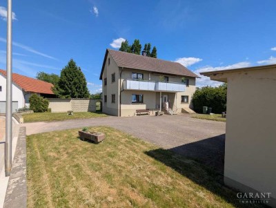 Großzügiges Grundstück mit Zweifamilienhaus und drei Garagen