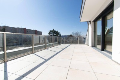 LICHTDURCHFLUTETE ERSTBEZUGSWOHNUNG IM DACHGESCHOSS MIT GROßER TERRASSE UND LOGGIA