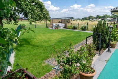 Traumhafte Erdgeschosswohnung im Grünen mit Garten und Garage
