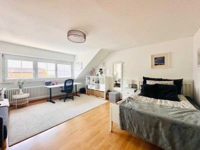 Studenten aufgepasst: 
Helle 1-Zimmer DG-Wohnung mit EBK zu vermieten