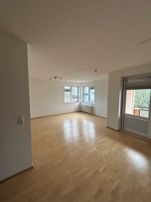 Modernisierte Wohnung mit drei Zimmern sowie Balkon und Einbauküche in Kiel