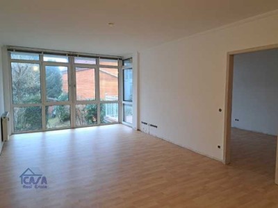 Zentrales Wohnen mit Blick ins Grüne: 2 Zimmerwohnung mit großem Balkon, ruhig gelegen