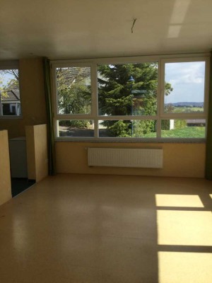 Freundliche und sehr helle 3-Zimmer-Hochparterre-Wohnung mit Einbauküche in Reichartshausen