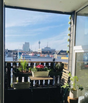 Erstbezug nach Renovierung: 3 Zi-Wohnung mit EBK, Balkon, Bad mit Fenster, 3,2m hohe Decken