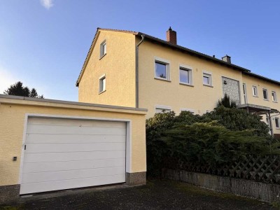 FREIGESTELLTES 2-FAMILIENHAUS MIT HERRLICHEM GARTEN IN FELDRANDNAHER LAGE