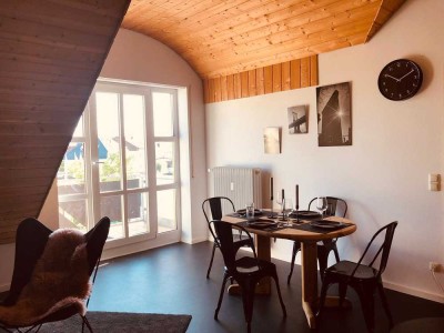 Vollmöblierte 1-Zimmer-Dachgeschosswohnung mit gehobener Innenausstattung mit EBK in Gilching