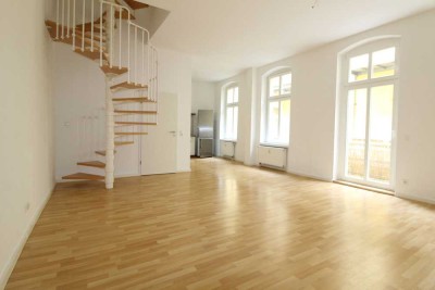 Helle Maisonettewohnung im Hinterhaus mit EBK und Balkon!