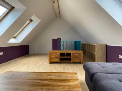 Lichtdurchflutete möblierte 3,5-Zimmer-Maisonette-Wohnung mit Balkon und EBK in Stuttgart