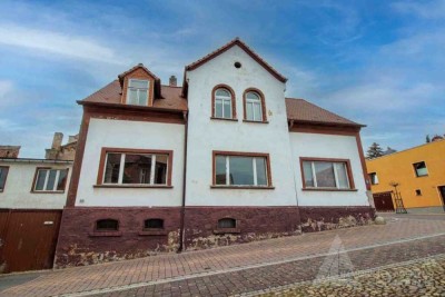 Mehrfamilienhaus + Grundstück mit Burgblick