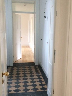 Helle Dachgeschosswohnung mit Galerie in denkmalgeschütztem Altbau und weitere Balkonwohnung