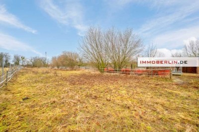 IMMOBERLIN.DE - Für Pferdeliebhaber! Haus mit Nebengebäuden & Potential auf großem Grundstück