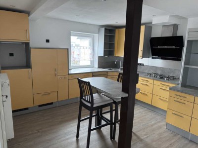 Erstbezug nach Sanierung mit Einbauküche: Schöne 2-Raum-DG-Wohnung mit geh. Innenausstattung