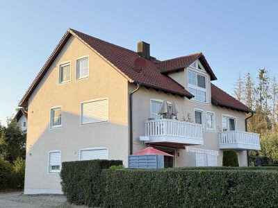 Helle Dreizimmer-Dachgeschosswohnung mit Einbauküche