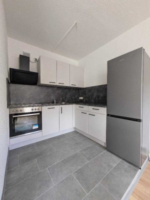 Stilvoll modernisiert: 3-Raum-Wohnung mit Einbauküche