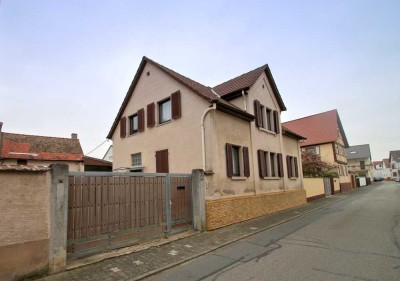 Solides Einfamilienhaus mit Halle und Innenhof in Riedstadt / Crumstadt