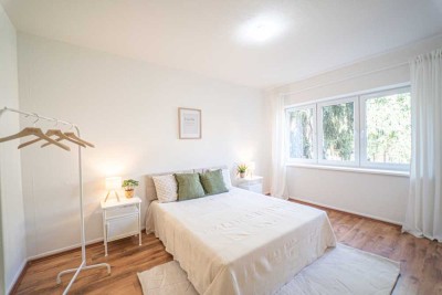 Bezugsfrei! 2,5 Zimmer Wohnung mit Balkon & Einbauküche in zentraler Lage!