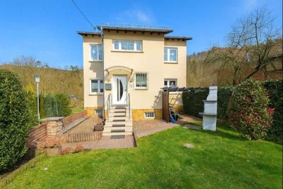 Ruhig gelegenes Einfamilienhaus mit Panorama-Dachterrasse