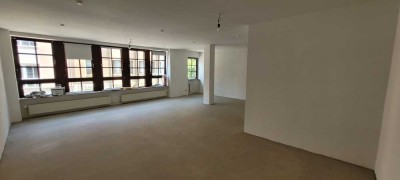 Großzügige renovierte 2-3 Zimmer-Wohnung mit Aufzug barrierefrei in Kelkheim-Mitte