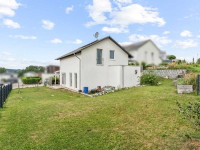 Modernes Einfamilienhaus mit Terrasse und Solarüberdachung sowie großem Garten in Ruschweiler