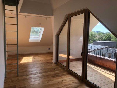 Erstbezug nach Sanierung mit Balkon: Stilvolle 2-Raum-Penthouse-Wohnung mit geh. Innenausstattung