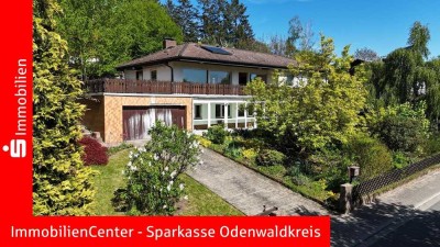 Ruhig, sonnig und am Waldrand gelegen. Großes Einfamilienhaus mit Doppelgarage