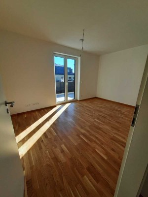 Hochwertige Wohnung mit zwei Zimmern sowie 3 Balkonen und EBK in Traunstein