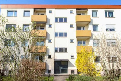 Erbbau: Großzügige 3,5-Zimmer-Wohnung mit zwei Balkonen, Stellplatz und viel Renovierungspotenzial