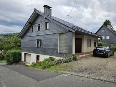Freistehendes, massives Ein-/Zweifamilienhaus mit XL-Garage und gemütlichem Garten in ruhiger Lage