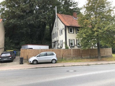 Modernisiertes Einfamilienhaus mit pflegeleichten Garten und Garage