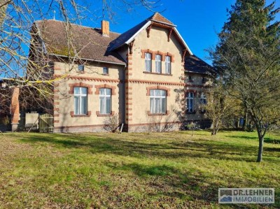 Dr. Lehner Immobilien NB - 
Originelle Stadtvilla mit großem Garten am Stadtrand