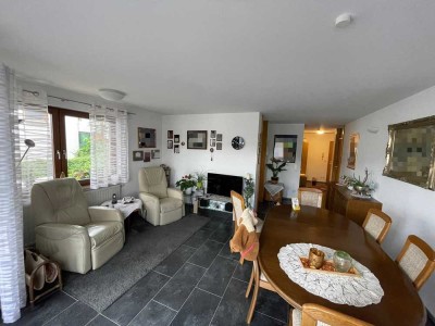 Stilvolle, modernisierte 2,5-Zimmer-Wohnung mit Balkon und Einbauküche in Murr