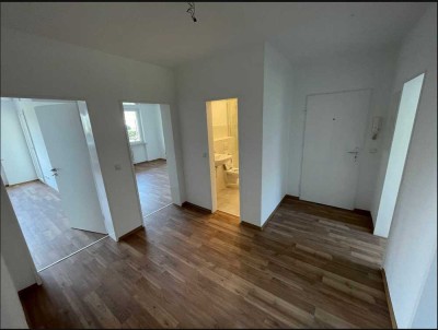 Schöne und modernisierte 3-Raum-EG-Wohnung mit gehobener Innenausstattung mit Balkon in Celle