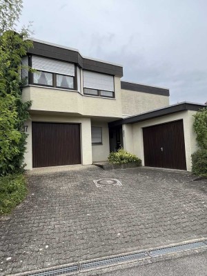 Reihenendhaus mit Einliegerwohnung und gehobener Innenausstattung in Weinstadt Großheppach