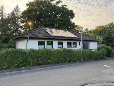 Energetisch sanierter Winkelbungalow in familienfreundlicher Wohnlage von Vettelschoß