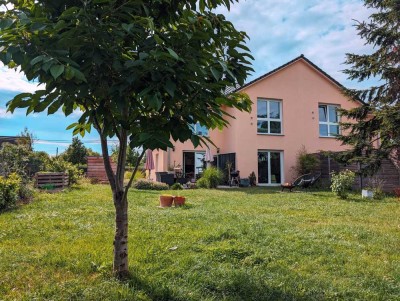 5-Zi-DHH mit großem Garten, moderner Wohnküche inkl. EBK, ruhig im Grünen, perfekt ÖPNV-angebunden