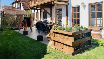 "Haus im Haus": 4-Zimmer-Wohnung mit neu angelegtem Garten (ca. 200 qm) und PV-Anlage (7,02 kWp)