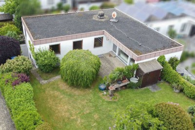 Wohnen auf einer Ebene: Bungalow mit Garten, Keller, Zwei Garagen und Freistellplatz