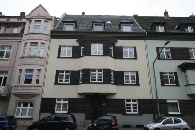 Sehr geräumige 4-Zimmer-Altbau-Wohnung mit großen Südbalkon in kleiner Wohneinheit.