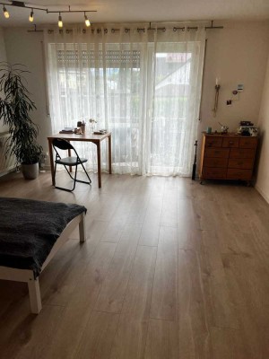 1 Zimmer Wohnung - Balkon, Küchenzeile und Stellplatz