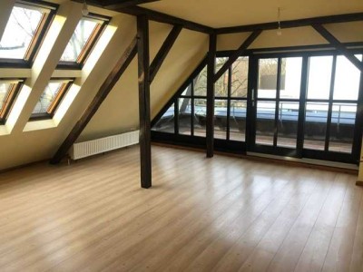 Lichtdurchflutete Dachgeschosswohnung mit Loggia in der Schillerstrasse