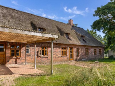 Reetgedeckter Resthof mit Pferdehaltung in Alleinlage