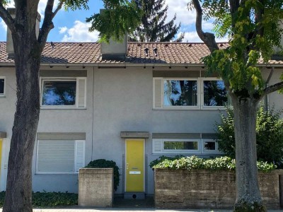 Reihenhaus mit mediterranem Hofgarten und Garage in Karlsruhe Nordweststadt