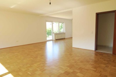 Großzügige, sonnige 3 Zi. - Wohnung im EG mit kl. Garten