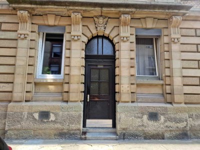 Altbau im Heusteigviertel mit Loggia - sanierungsbedürftige 3-Zi-ETW