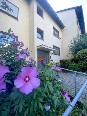 Großzügige 2-Z-Dachgeschosswohnung - 3-Parteienhaus - Attraktive Aussichtslage Godesberg-Lannesdorf.