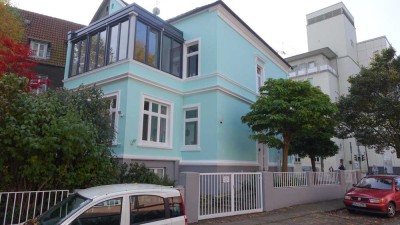 Erstbezug nach Sanierung mit Einbauküche: Stilvolle 4-Zimmer-Wohnung mit geh. Innenausstattung