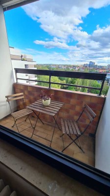 Möblierte 1-Zimmer-Wohnung mit Balkon im 13. Stock in Nürnberg