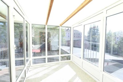 Außergewöhnliche Wohnung in toller Lage! Parkett, Wintergarten, Balkon/Terrasse
