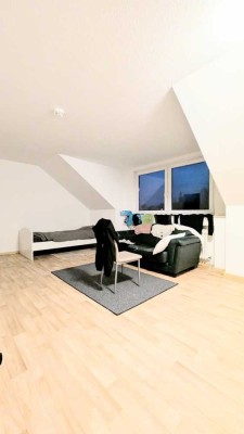 Großzügiges Dachgeschossappartement mit Stellplatz und Single-Küche - frei ab 01.04!