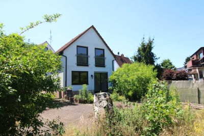 Große Familien oder Kapitalanleger: 2 freistehende Häuser für den Preis für einen und großem Garten